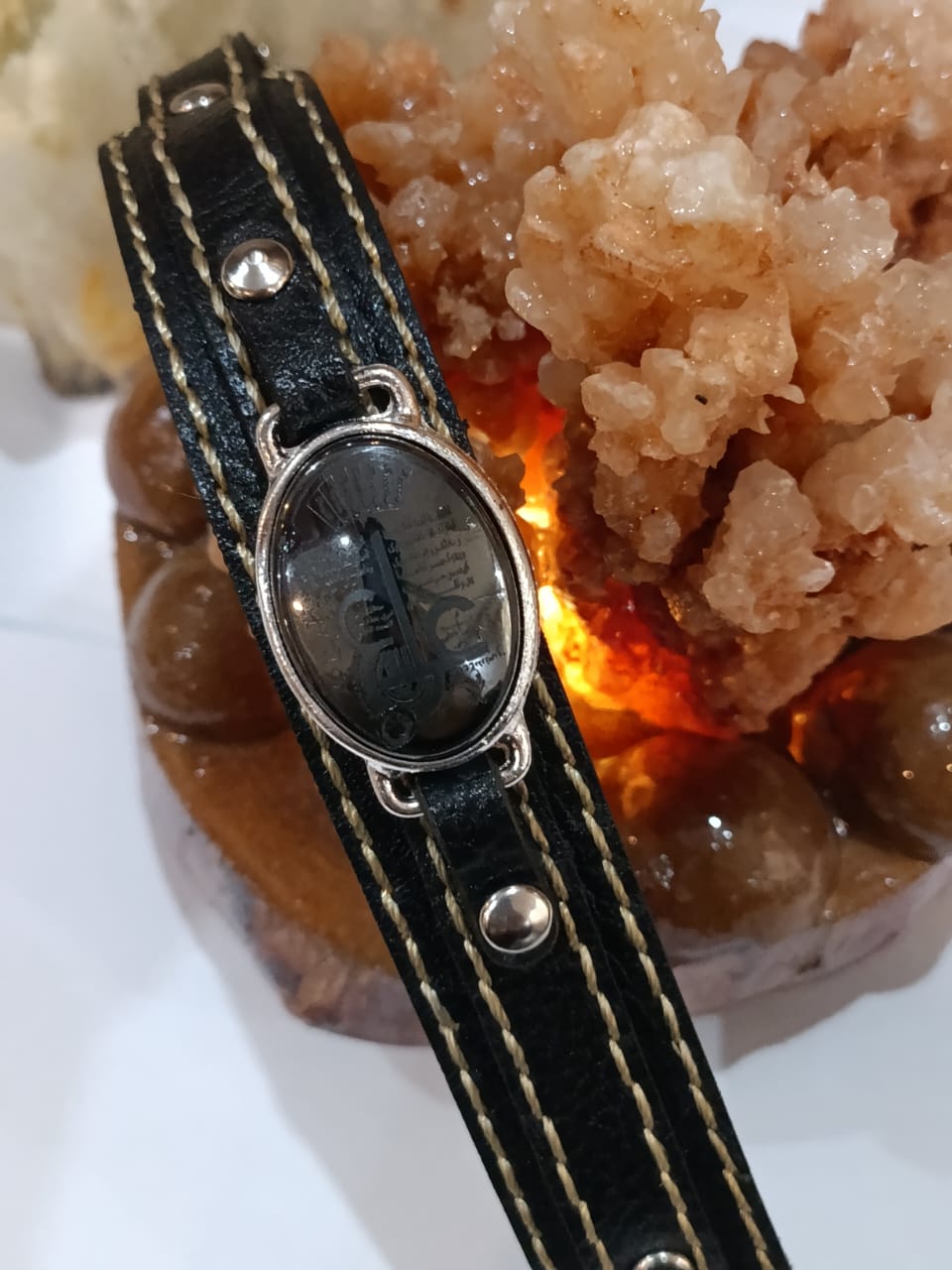 دست بند چرم طبیعی با سنگ حدید